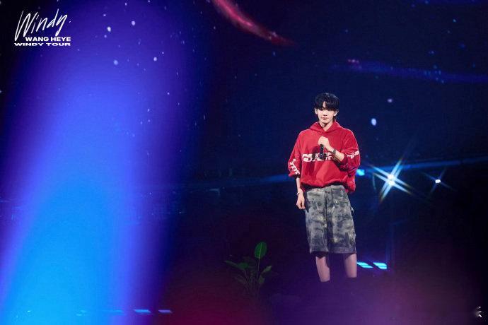王赫野火力值登顶🎤用舞台收获大众喜爱，王赫野火力值破百万拿下第一，嗓音实力被看