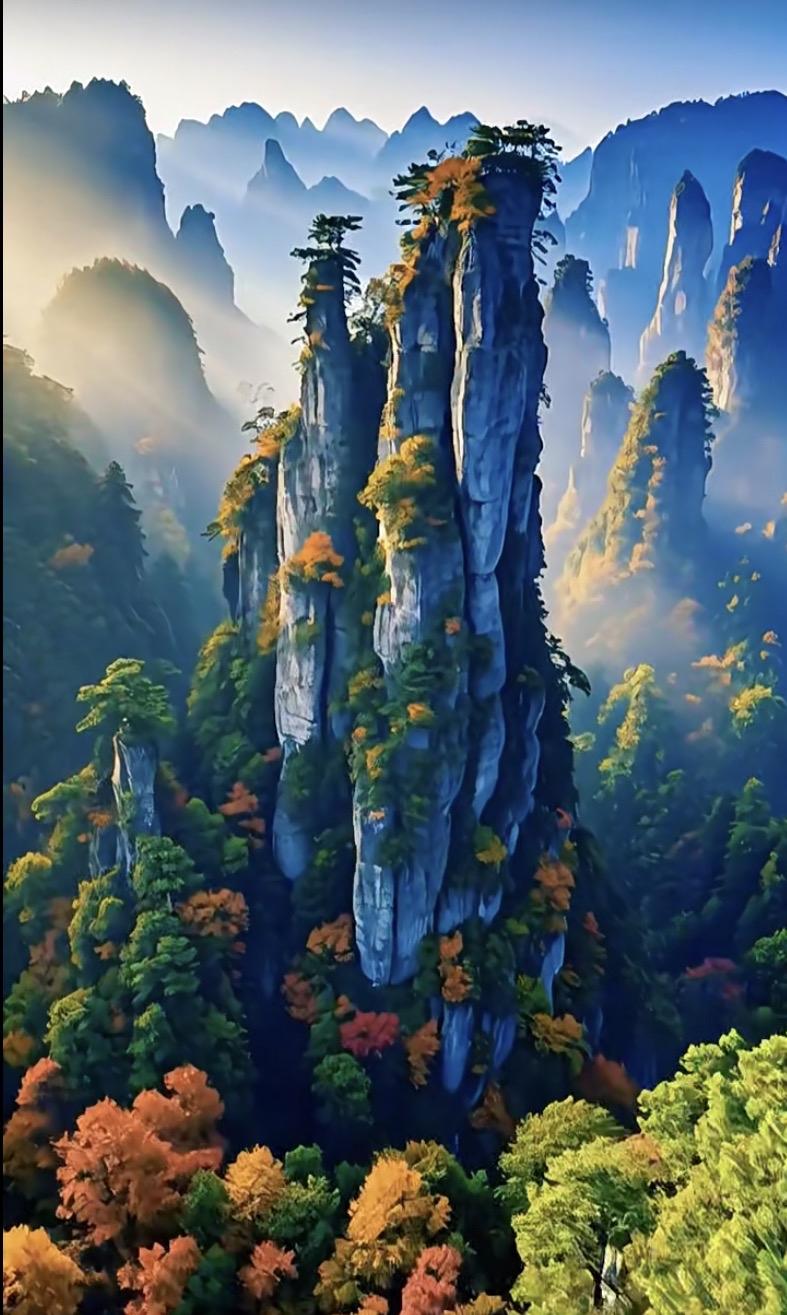 上联：群山皆画卷
下联：－水尽诗篇