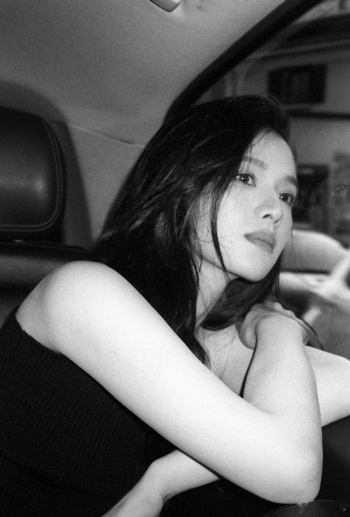 张婧仪好适合拍胶片的一张脸  张婧仪黑白胶片照📸把故事的氛围感拉满了呀，真的好