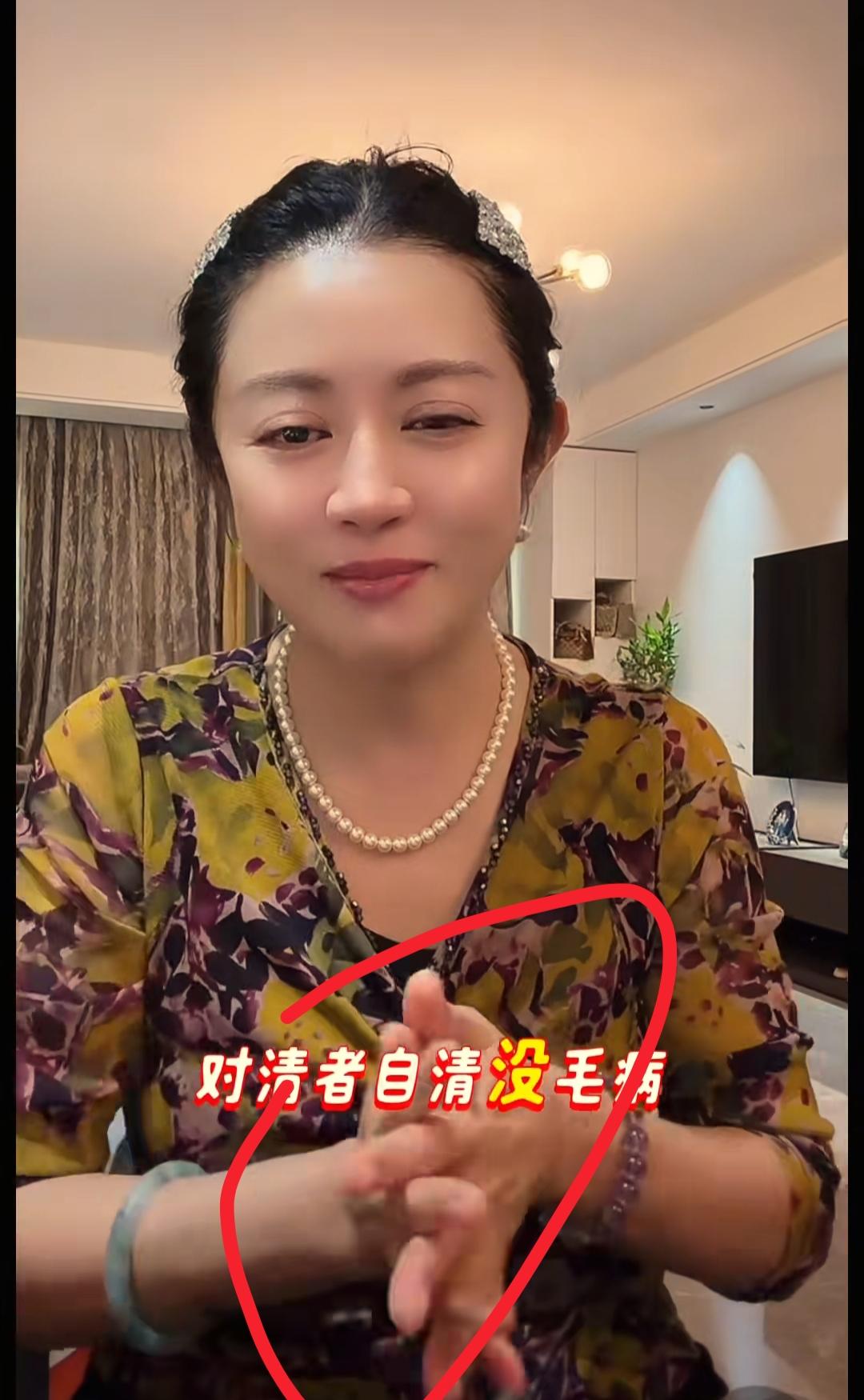 我开始有点理解温美玲了
五十多岁被晚辈指着骂，谁会不委屈啊？
不仅是因为怕事情闹