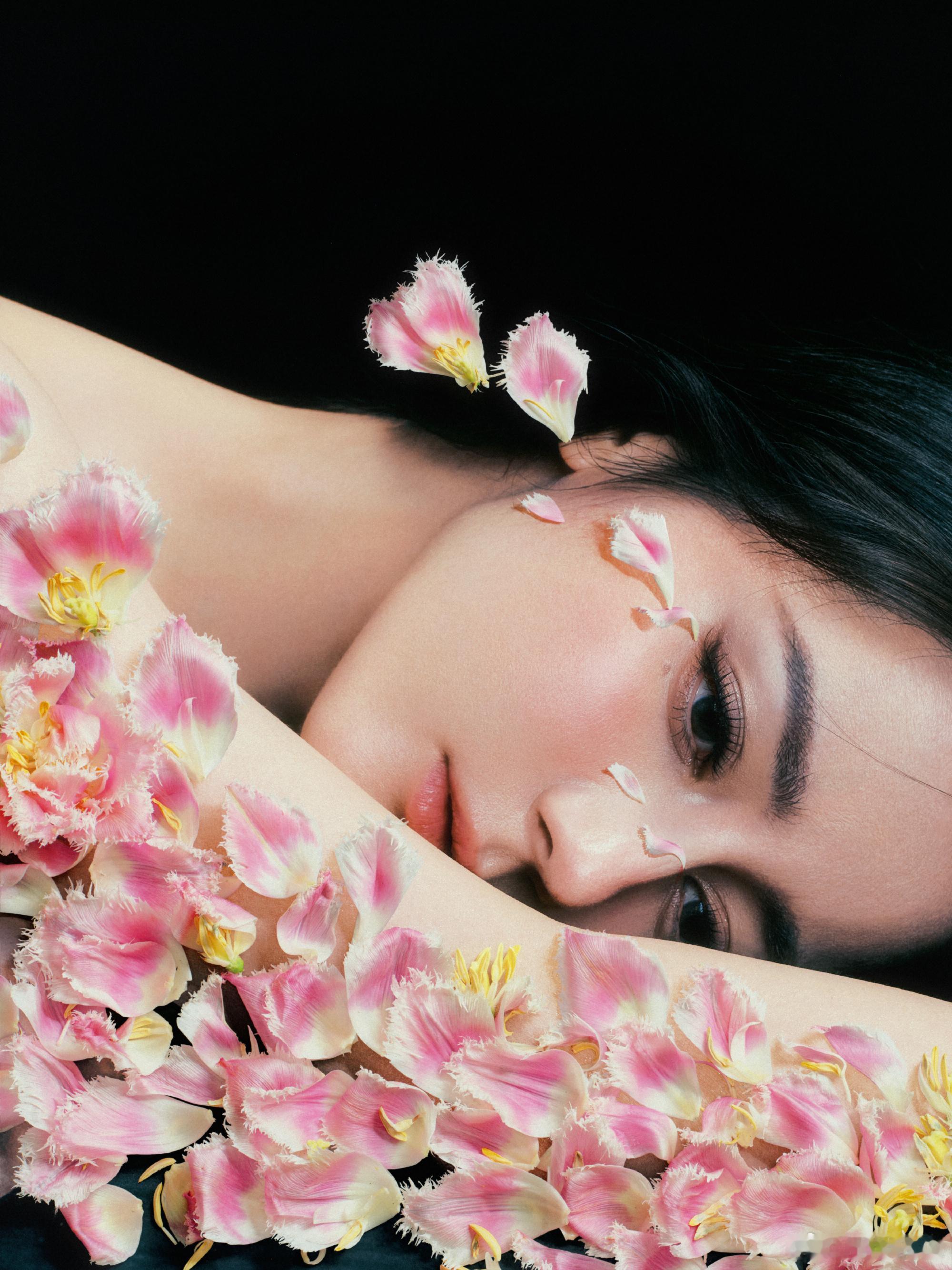 迪丽热巴34岁生日大片在浪漫光影里，热巴定格独属于自己的生辰美好瞬间。