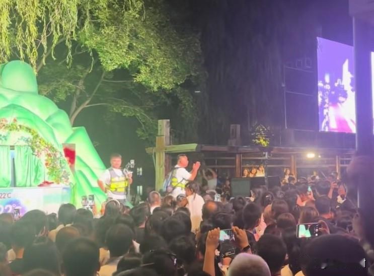 雪饼猴王铁柱舞台事故。

王铁柱迟迟不上台，两助理在台上紧急道歉。

其实事情是
