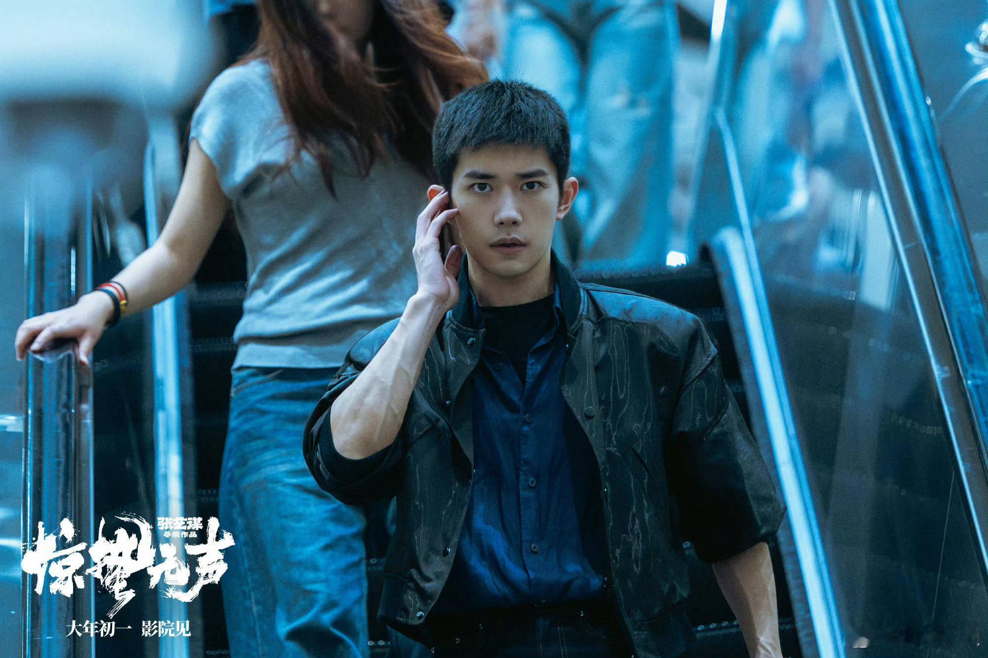 张艺谋说易烊千玺很沉稳从容 再次合作看到他的进步，导演心里一定很欣慰。这种相互信