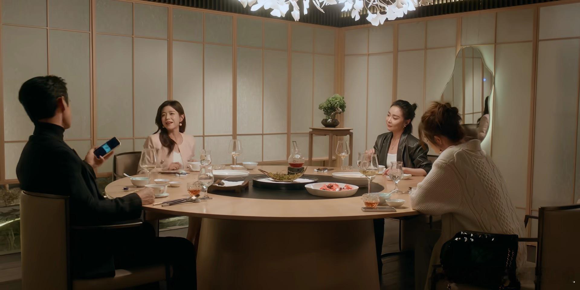 亲爱的仇敌 看了四集，目前遵循原著的程度超出预期，黄天仁很会拍，三个女演员都很贴