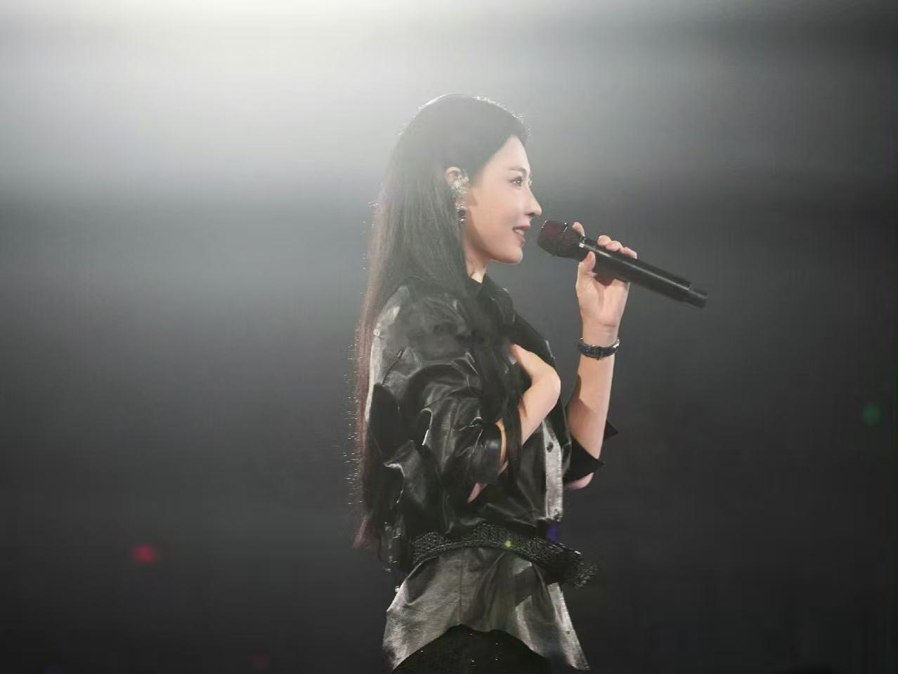 李昊演唱会嘉宾 张柏芝 周星驰张柏芝齐送花篮贺李昊红馆开唱！张柏芝久休复出首个舞