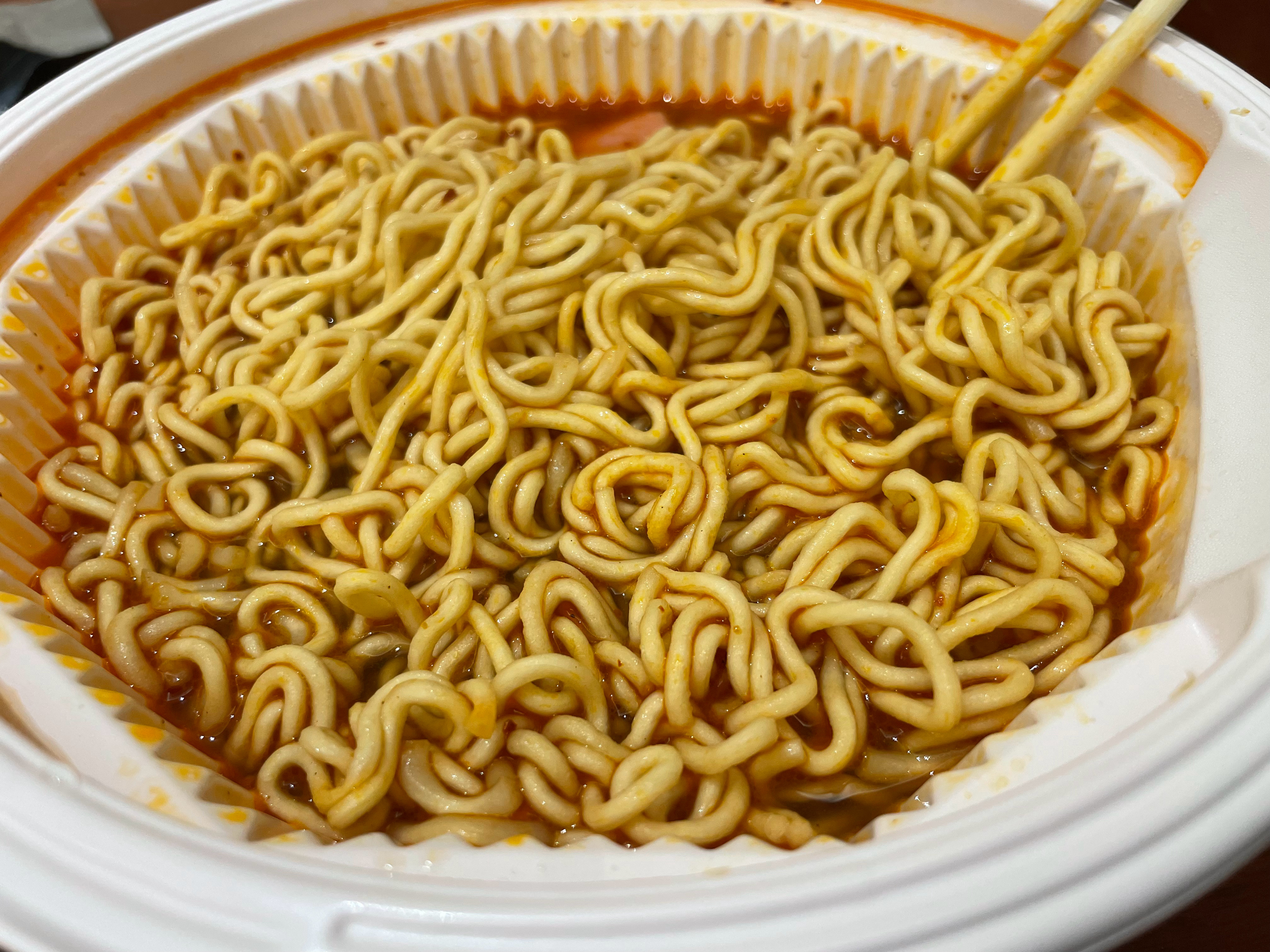 一碗泡面、一杯奶茶、还别说吃得挺开心[太开心][太开心][太开心] ​​​