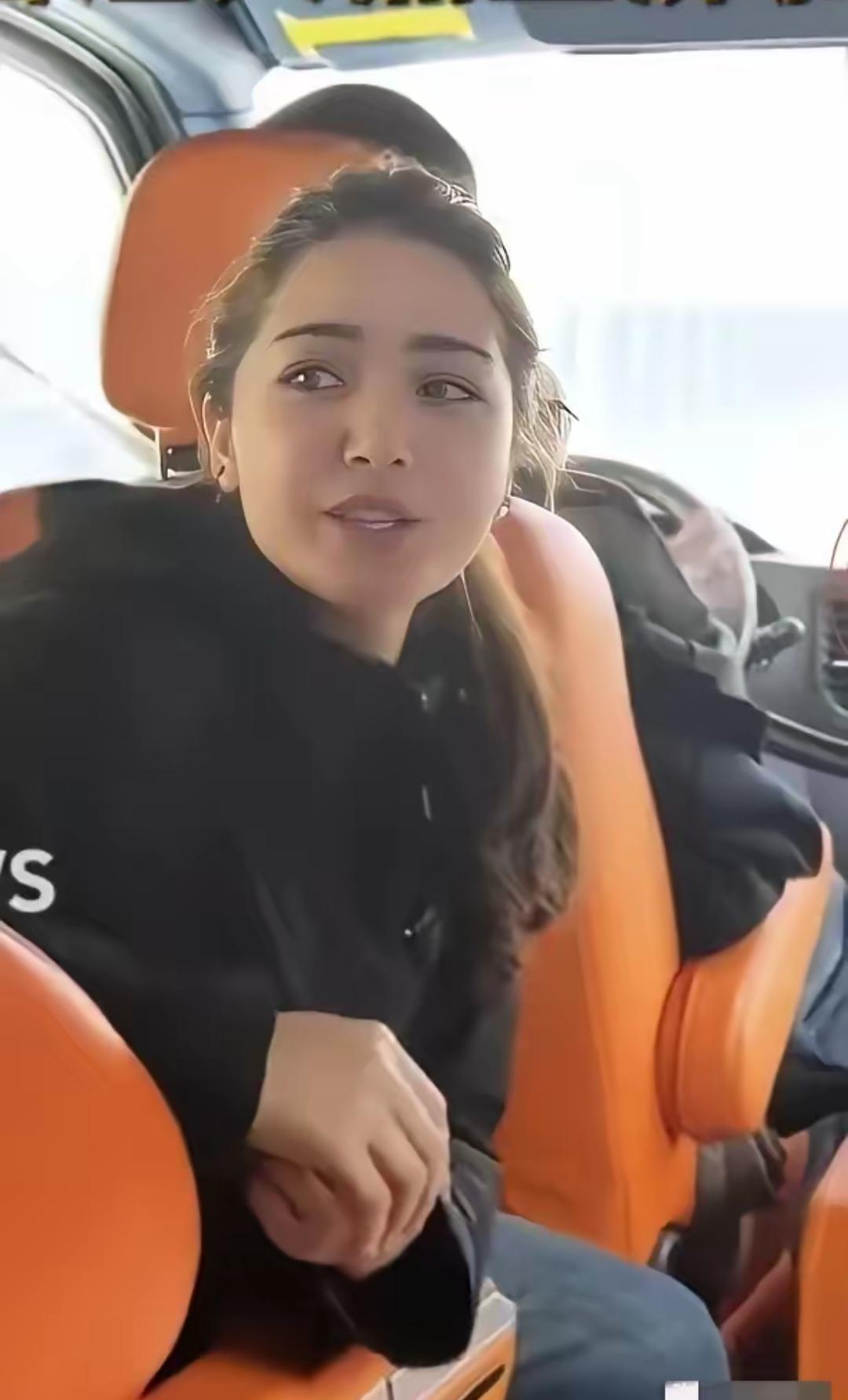 新疆导游为台湾同胞介绍天山胜利隧道时说：因为人民需要这样一条好走的路，祖国可以让