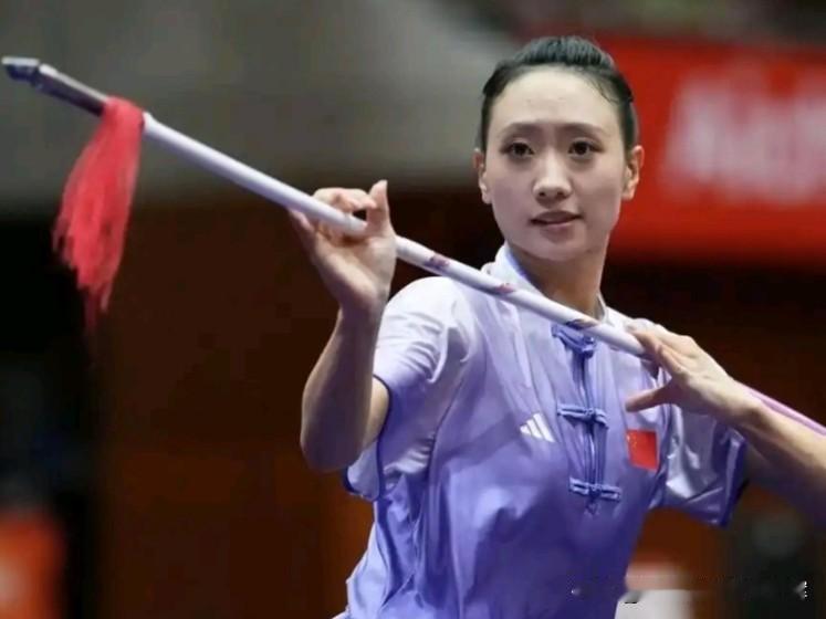 他就是武术冠军姚洋的父亲王凤琦！
女儿习武路上，是他一路默默陪伴与坚守。
每天清