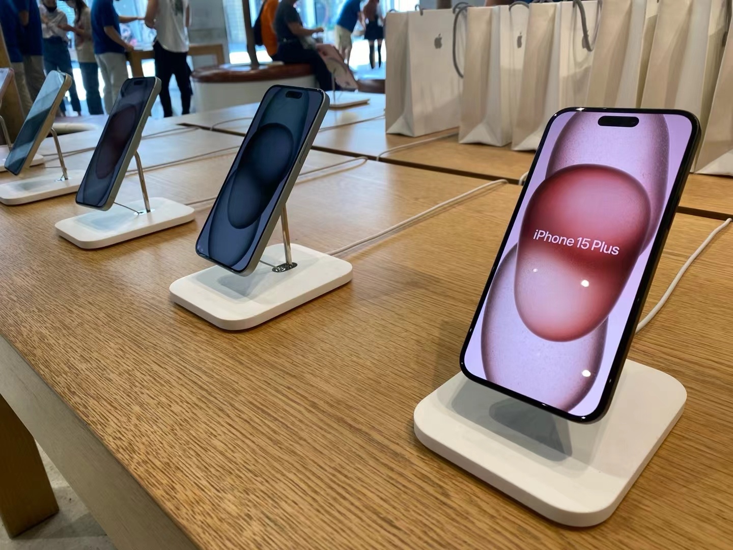 #iPhone15发售3个月仅掉价18.2%#仅掉，哈哈哈，微博是会做热搜的！放