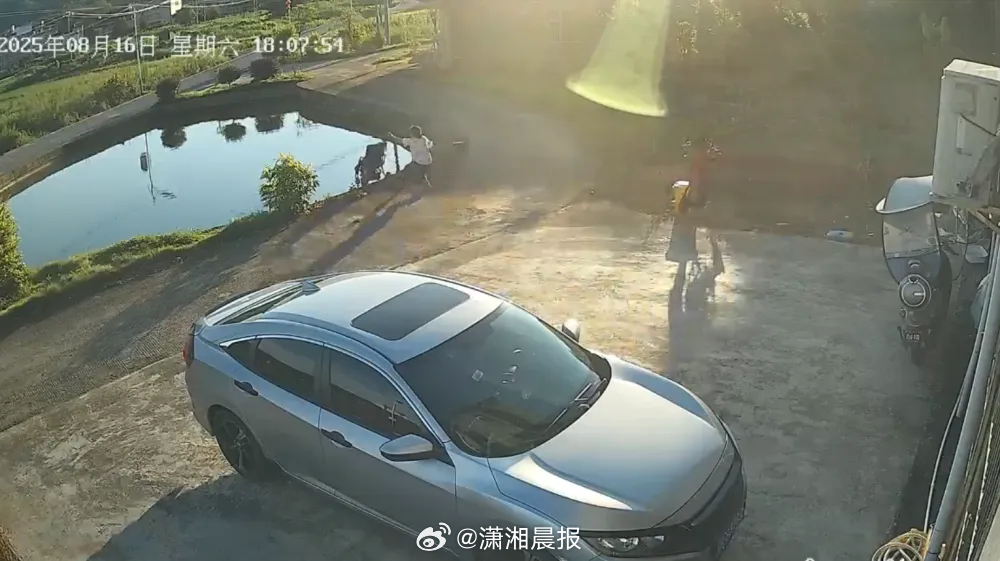 【#女子只顾与人聊天婴儿车落入池塘#，女子警觉追出同落水，万幸被人救起】据华商报