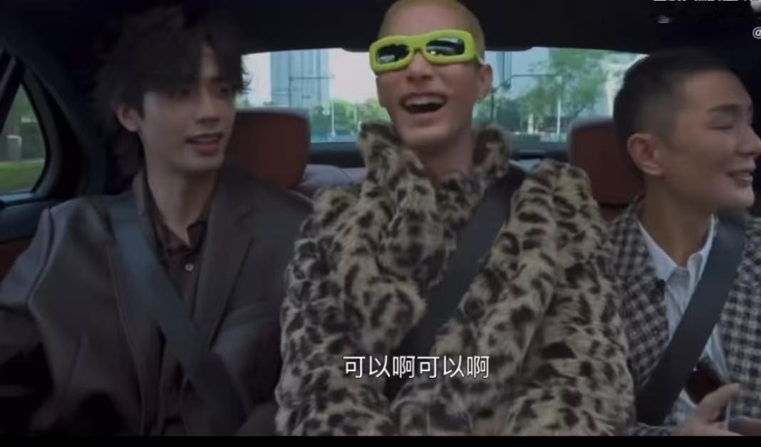 米卡VOGUE红毯衣服也请假了 谁被米卡的红毯小紧张戳到！刘冲问三词透造型，他答