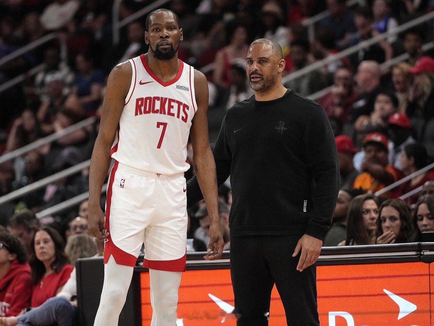 记者：“你已经和乌度卡一起度过了整整一个赛季，他给你印象最深的是什么？为什么你相