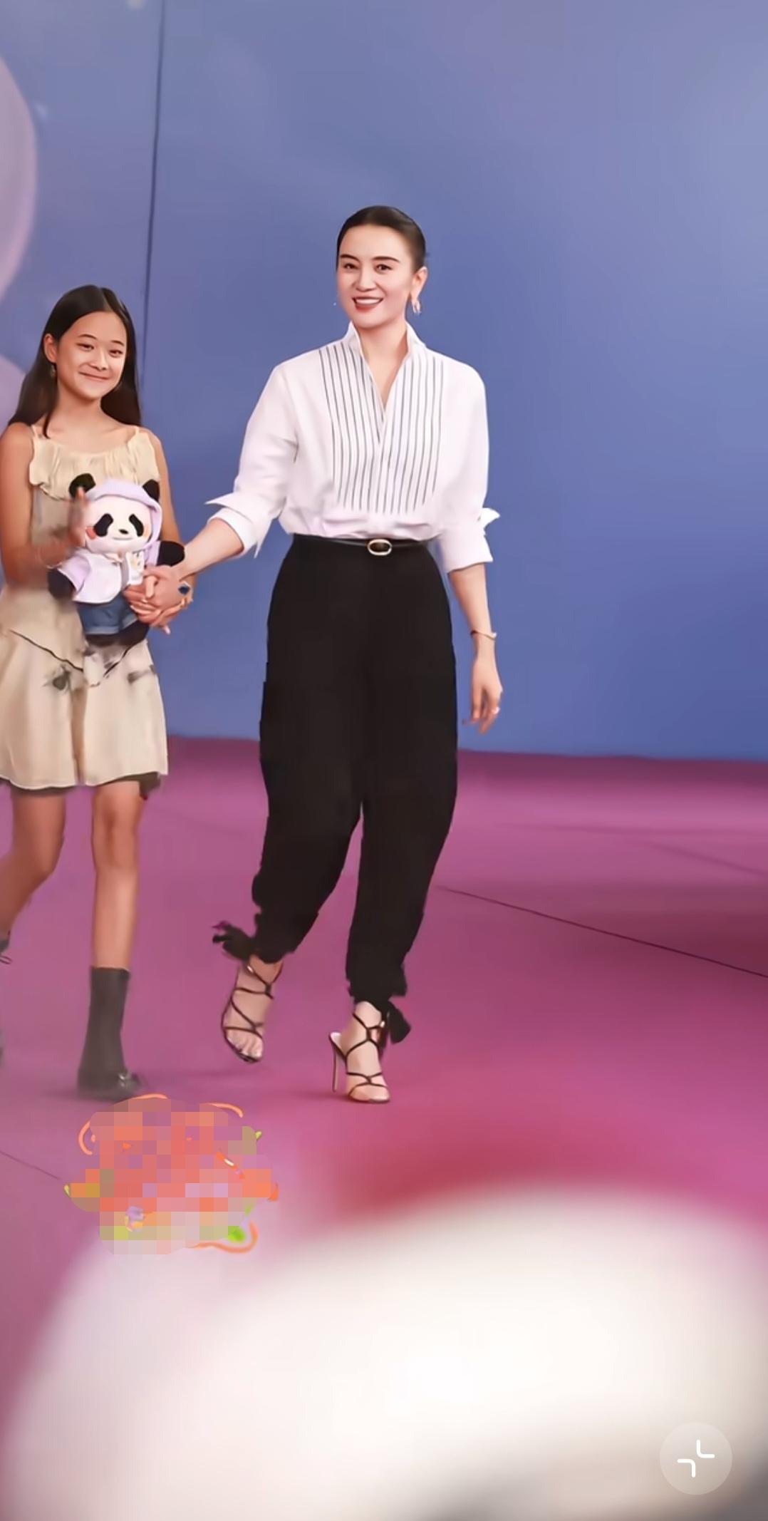 宋佳，裤腿上的绳子看着好多余。