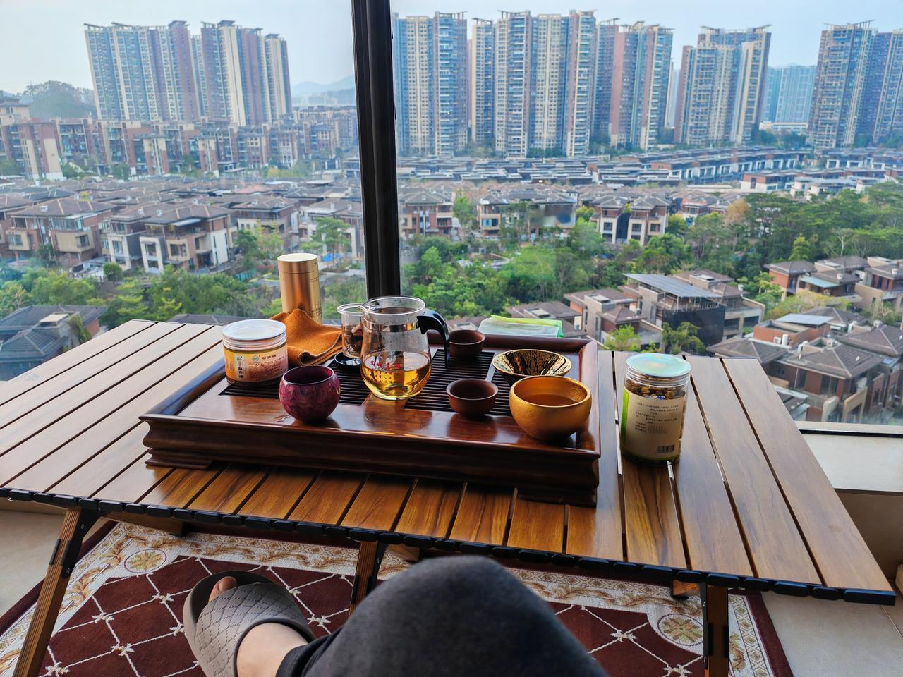 有时间我想写首歌，就必须要沏壶茶，于是去烧水，烧水中间看到餐桌挺乱的，顺手就收拾