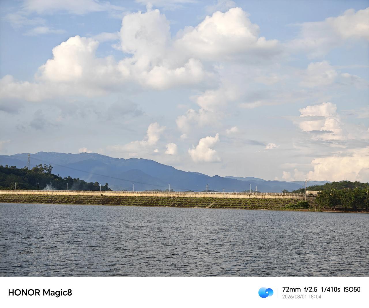 今天必须来唠唠我手上这台荣耀Magic8——它真的， 彻底颠覆了我对“手机是消耗
