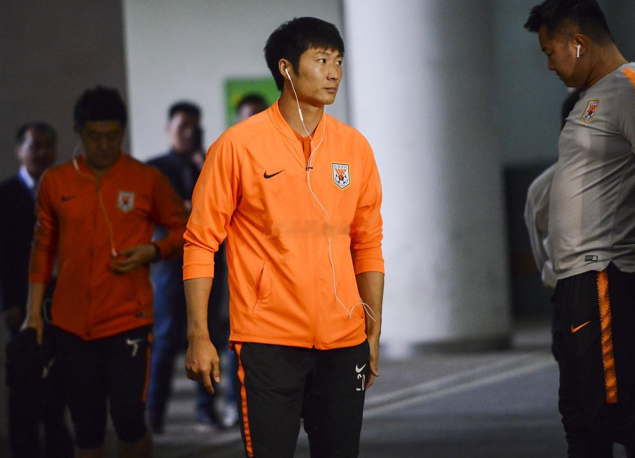 博主：原青岛海牛门将韩镕泽、原成都蓉城中场严鼎皓加盟辽宁铁人成功升入中超后，辽宁