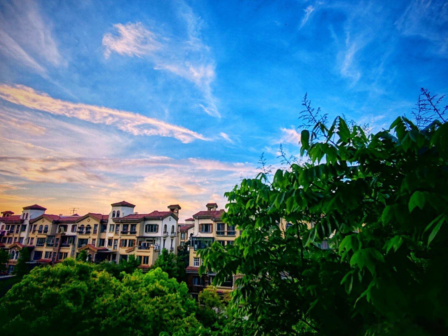 哲思呓语 ：你以为你没有的，可能在来的路上；你以为别人拥有的，也可能在失去的途中