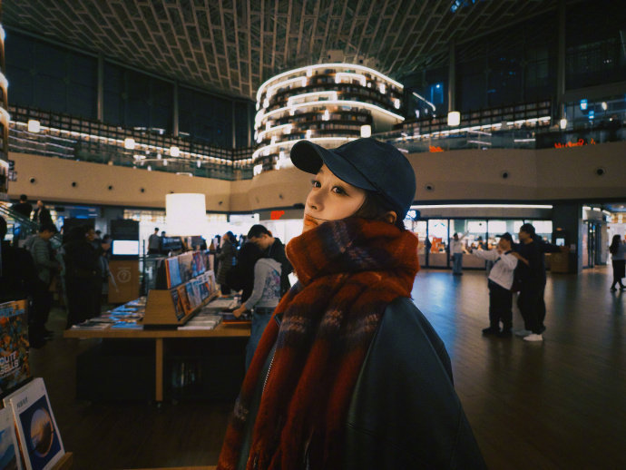 关晓彤的姐感要冲出屏幕了关晓彤脸和身材没一个落下的 关晓彤这组随拍真的鲨疯！气场