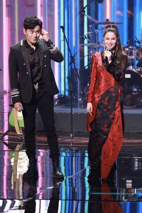 看了秦昊和伊能静，牵手同台的照片。才发现他俩挺有夫妻相，其实还挺般配的！年龄根本