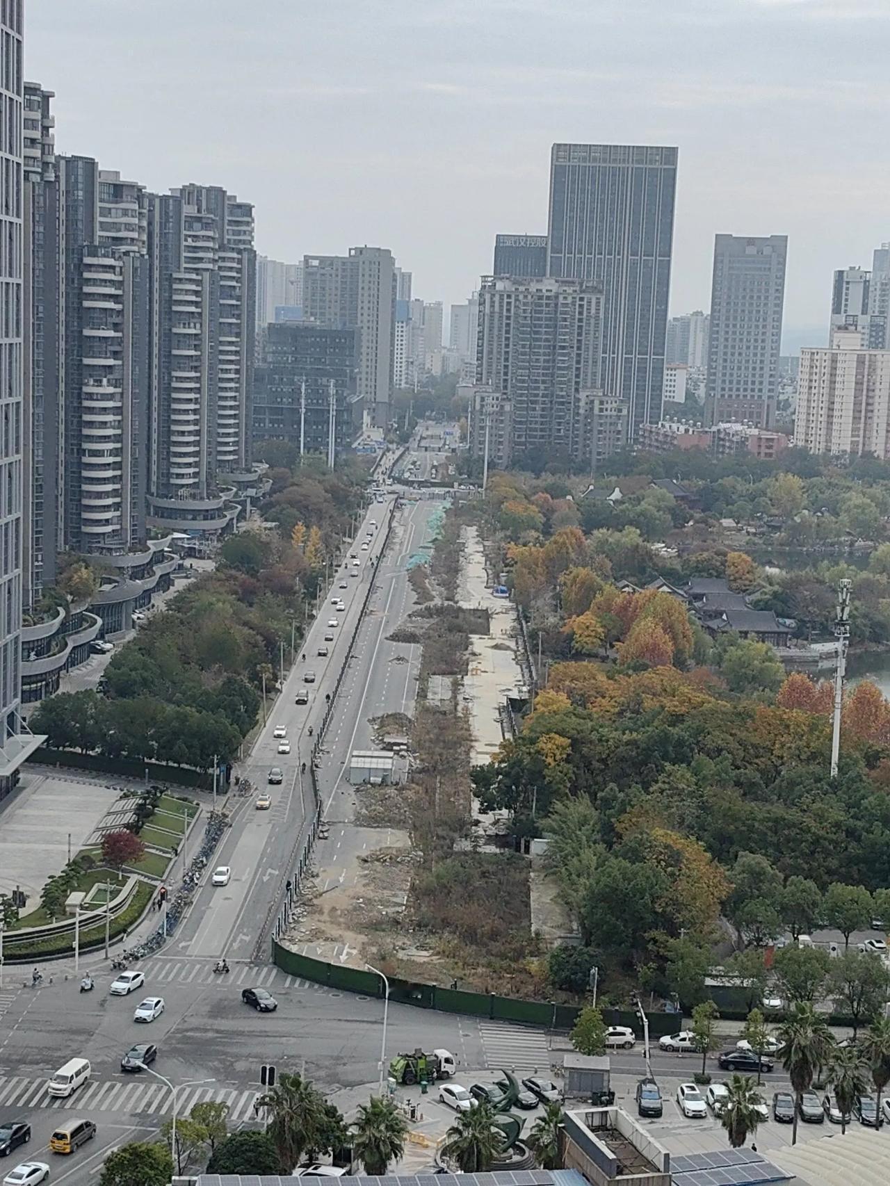 闹市里电动摩托为何越来越多？祸根竟然是道路超期打围！
武昌一环内的水岸星城这两年