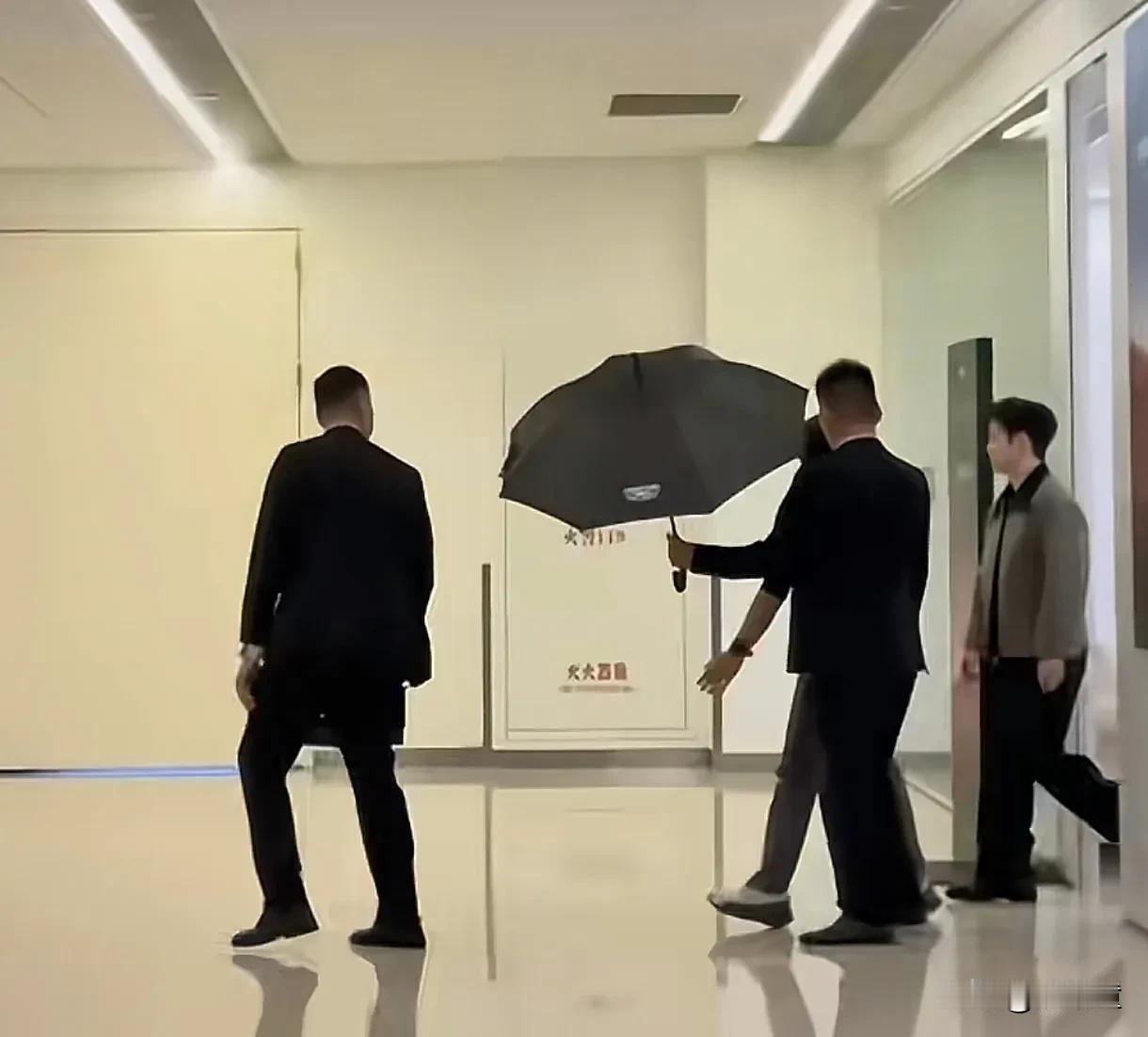 凯迪拉克对这次活动真的很重视…
从安保人员打伞，不管是否有必要，但做的很好。礼仪