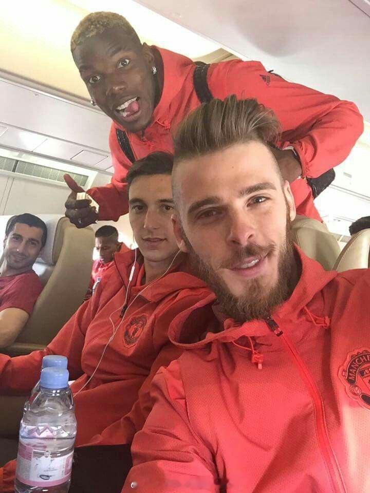 瞬间说出图中五名曼联球员的名字：_____   _____  _____  __