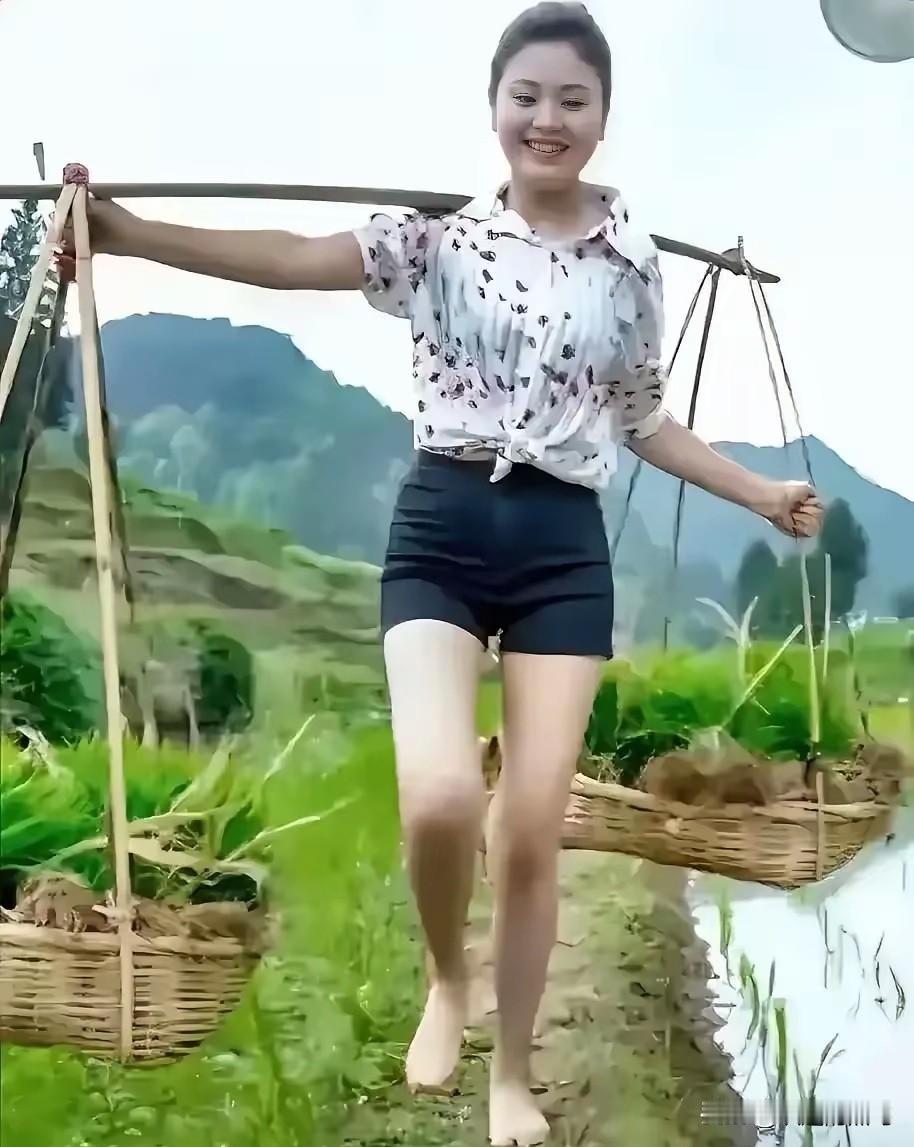 《五月农耕》

文/范圣嘉
 
五月风暖沃野宽，
农民挥汗务良田。
精耕细作凭科