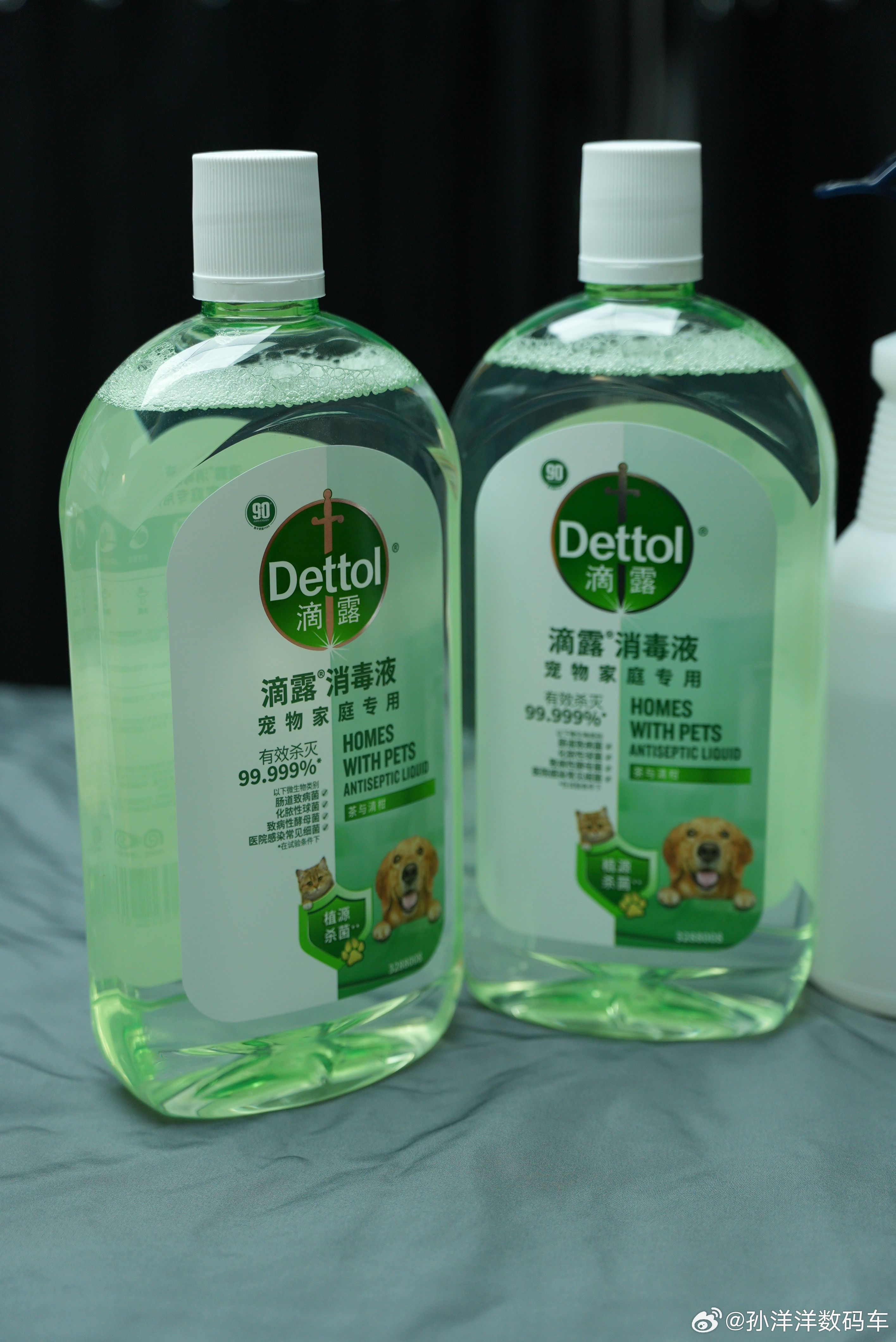 滴露经常开车带狗狗出门游玩，车内总散发出浓重狗味，把滴露宠物消毒液稀释之后擦拭车