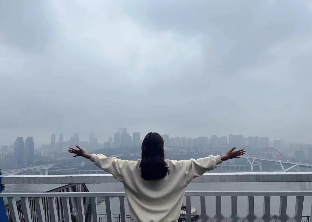 大雾天🌫️
雾天别有一番味道 我的城市起雾了 雨都停了这片天灰什么呢 天气不似