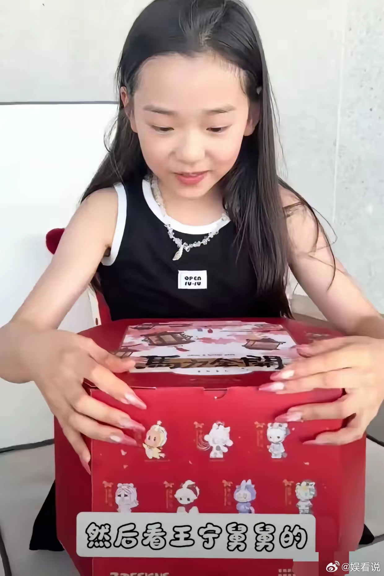 小酒窝的美甲，真是惊到我了！没想到，9岁的小姑娘，美甲贴片做了那么长。不是小女孩