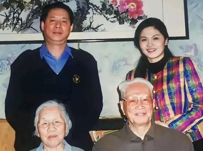 百岁将军含泪送别爱子，这份父子情让人破防了！🥺
谁说军人世家都铁血无情？这对父