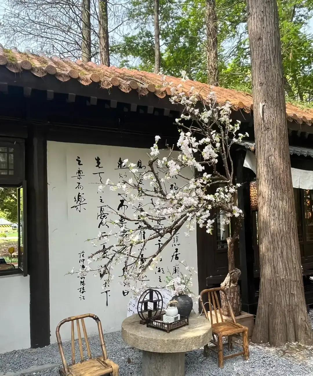 我闺蜜衣柜里全是十几年前的旧衣，藏着女人最难得的活法
前阵子整理换季衣服，翻出去