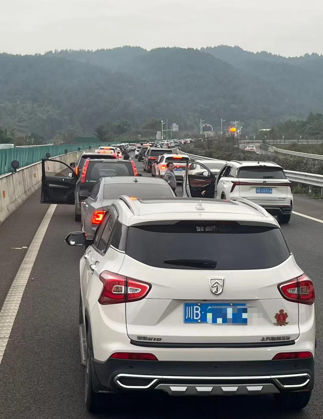 11月2日九寨沟回绵阳
堵车 九寨沟自驾游 九寨沟
自驾游去九寨沟的伙伴们
开车