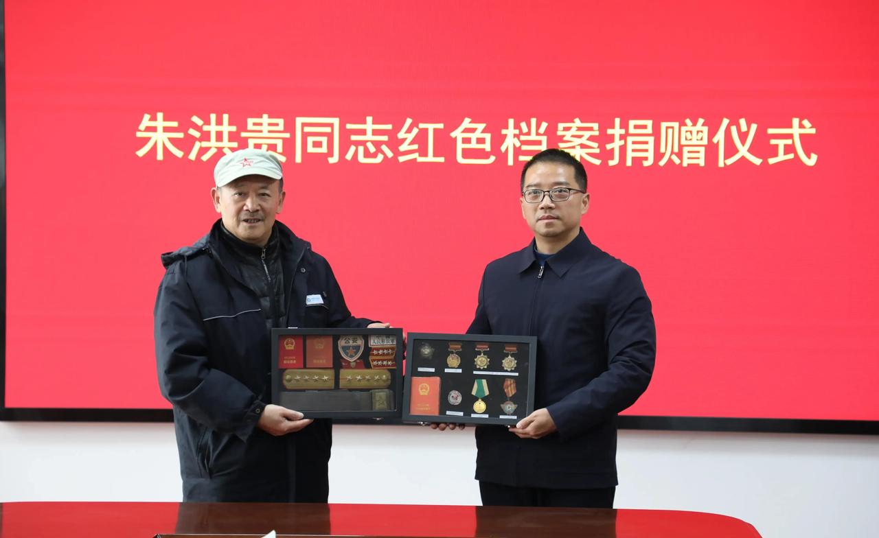 快讯！
信阳市档案馆突然宣布了。
1月2日上午，在信阳市档案馆，朱洪贵老人的七位