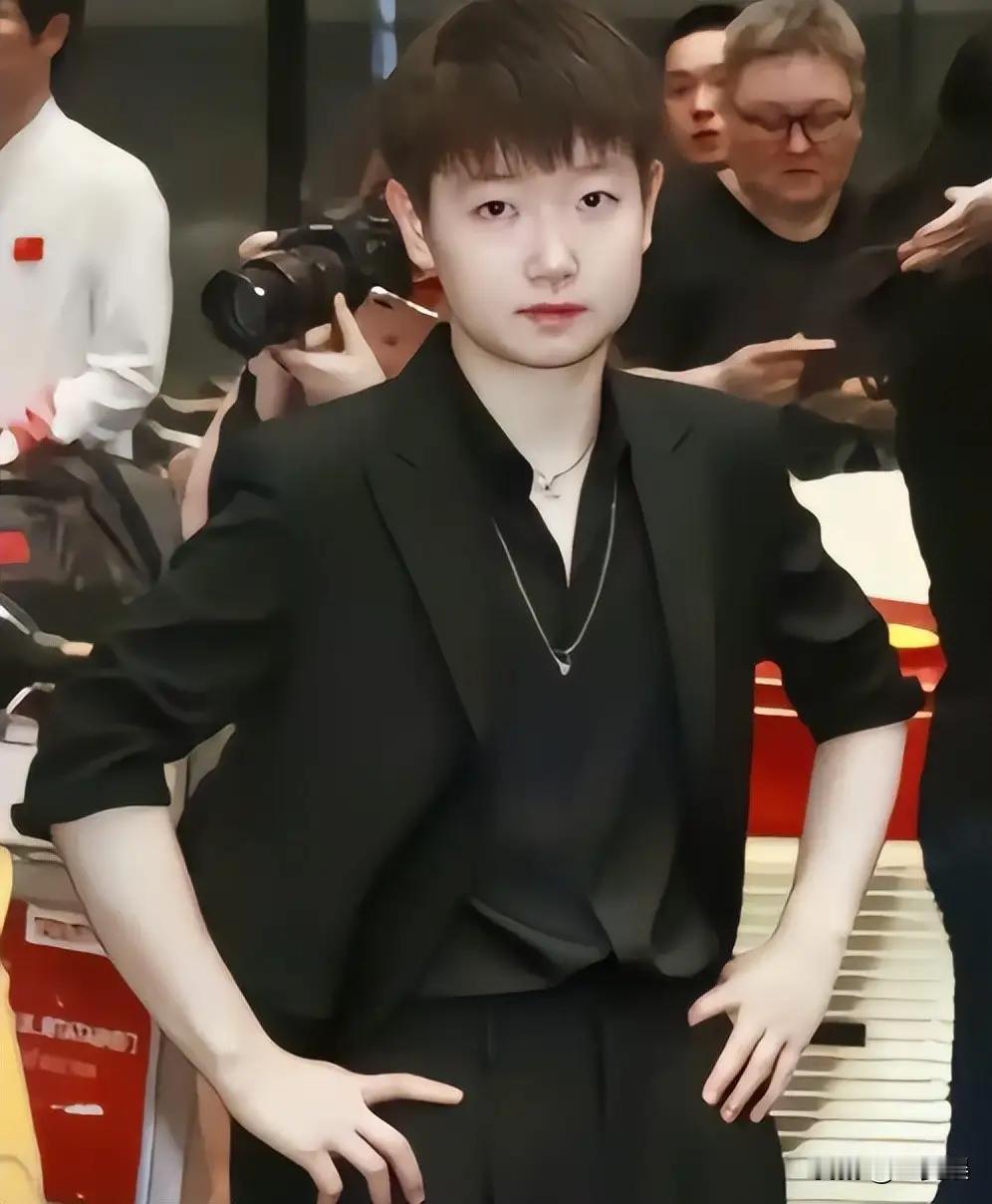 看了这张照片才知道孙颖莎为什么观众缘这么好了，虽说她长相一般，长得也不高，但气场