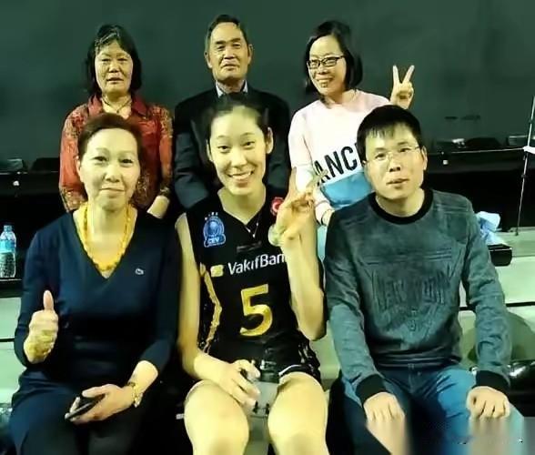 朱婷1米98，姐姐1米87。同样的身高基因，一个站上奥运领奖台，一个在南方工厂流