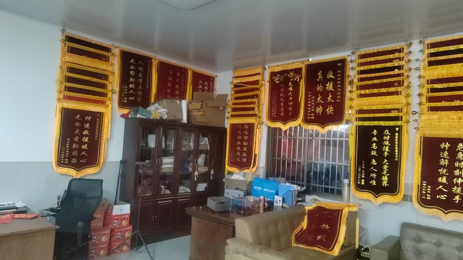 宁波慈溪平凡英雄寒夜守护迷路老人暖全城 2月23日寒雨夜，慈溪宏伟应急救援队连夜