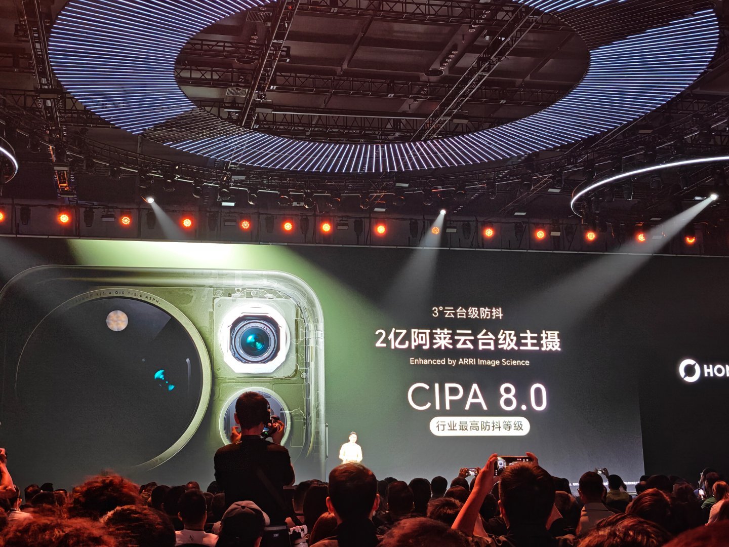 荣耀Magic9系列配有2亿阿莱云台级主摄，重点是还有CIPA8.0行业更高级的