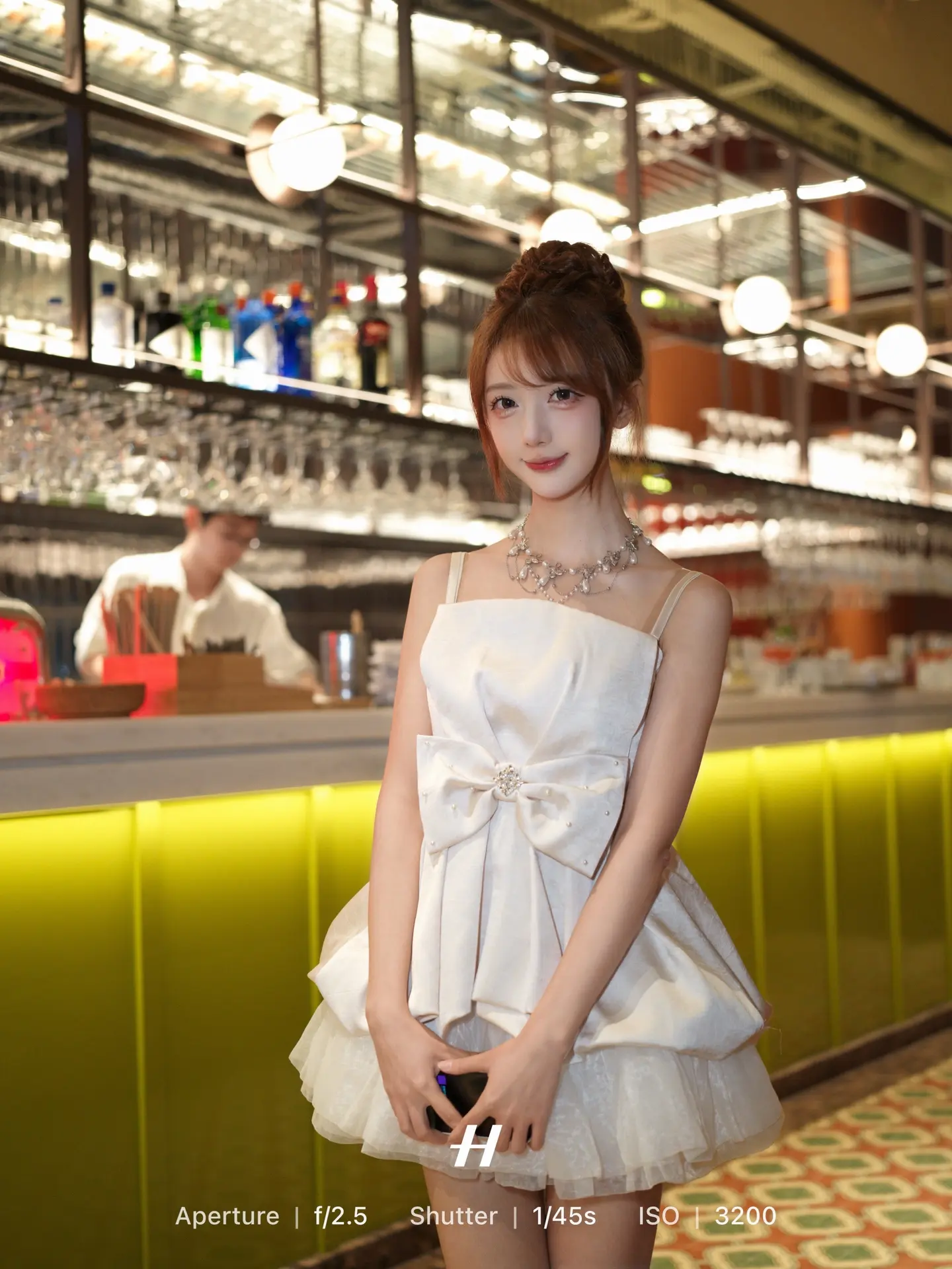 她真美。