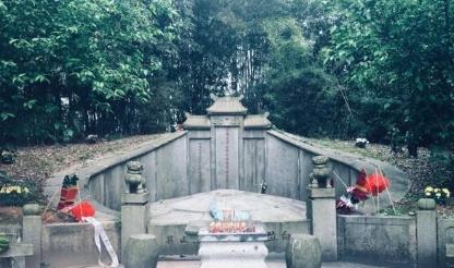1977年，左宗棠陵墓被炸开，遗骨散落满地，王震将军得知后大怒。1977年，左宗