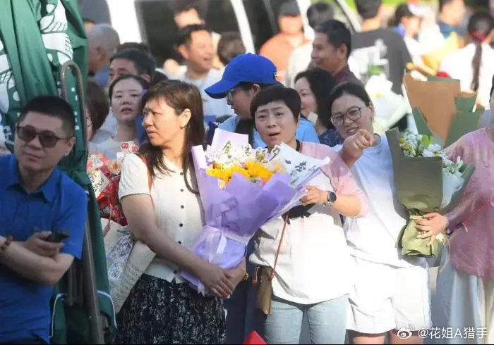 2026年北京高考于6月10日正式落幕。在北京经开区人大附中考点，往日的紧张氛围