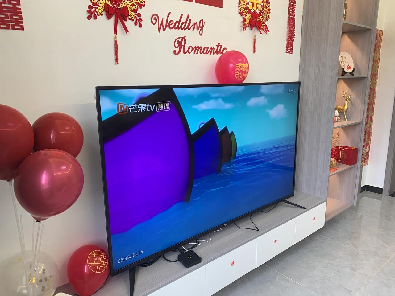 小孩在看动画片，突然弹出来的广告，也不知道谁发明的盒子。