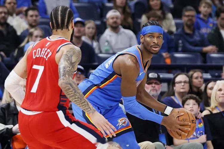 NBA常规赛雷霆主场对阵快船，哈登与莱昂纳德均因伤缺席，雷霆在最多落后16分情况