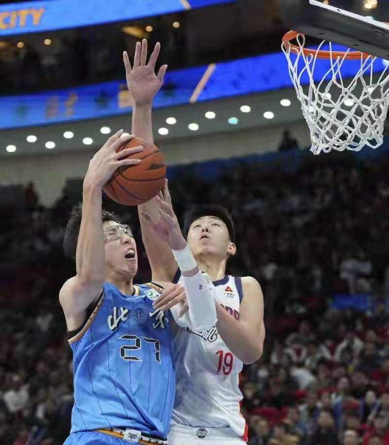 【北京北汽主场战胜广州龙狮拒绝连败，战绩排名晋升到联盟第三。】昨晚北京队坐镇主场