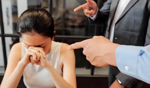 离谱了！江苏一已婚男子觊觎漂亮女同事，私下频繁发暧昧挑逗信息遭对方委婉拒绝，男子