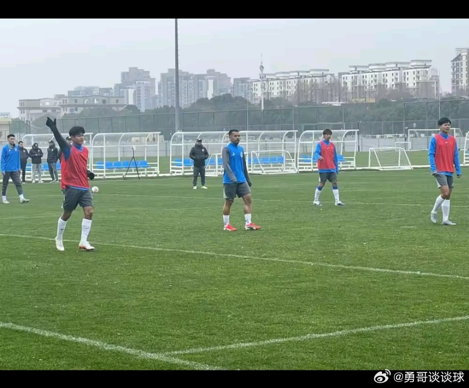 上海申花 3月6日讯 据上海申花跟队记者杨翼报道，申花外援米内罗缺席了中超首轮赛