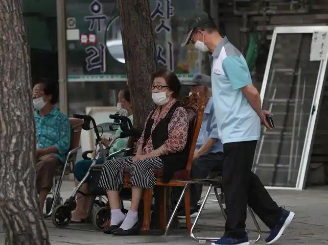 韩国最可怕的不是没人生，而是“老人上班、年轻人消失”同时发生了。
一个国家最荒诞