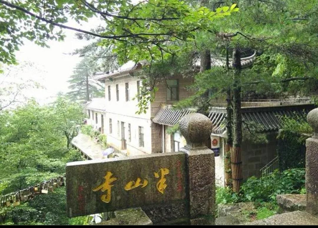 上联，半山寺

下联，？？？
半山寺在安徽省黄山风景区龙蟠坡下，中沟左侧，依山而