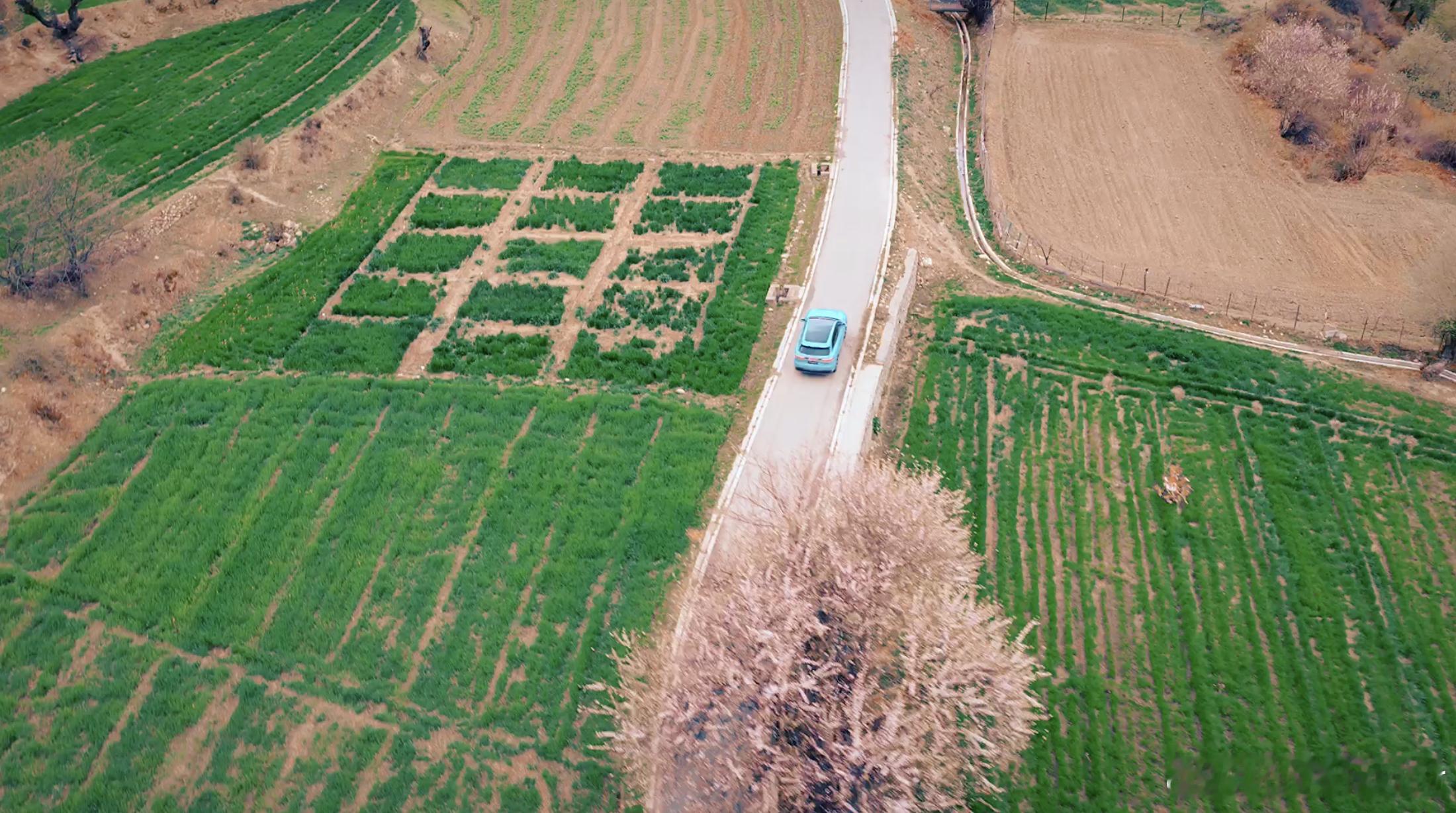 问界M6动态评测首发鸿蒙智行王炸新品！问界M6动态评测首发，空气悬架+CDC减震