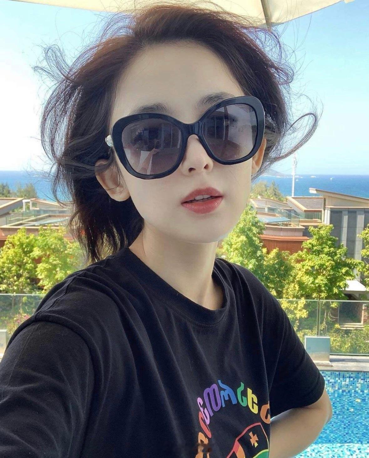 娜扎戴墨镜自拍，是夏天的味道啊！ 